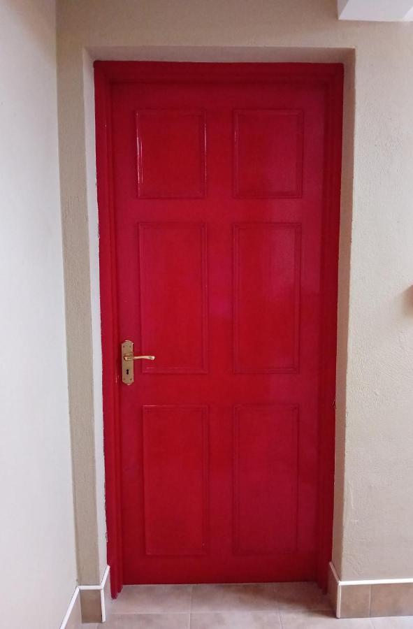 The Red Door Townhouse Apartment Ardara Exteriér fotografie